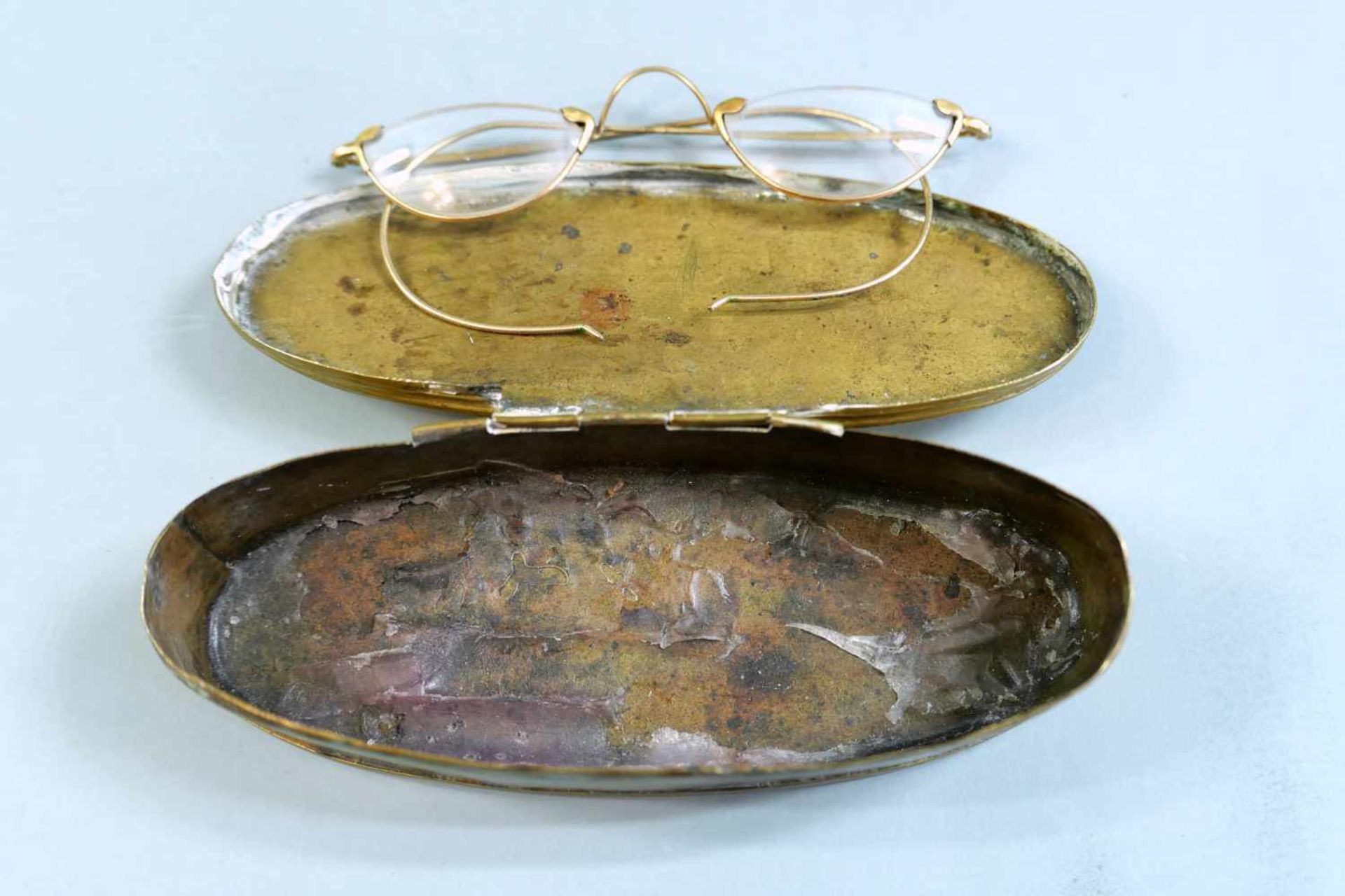 Iserlohner TabakdoseMessing. Ovale Iserlohner Tabakdose mit einer alten Kneiferbrille. Die Gravur - Bild 2 aus 2