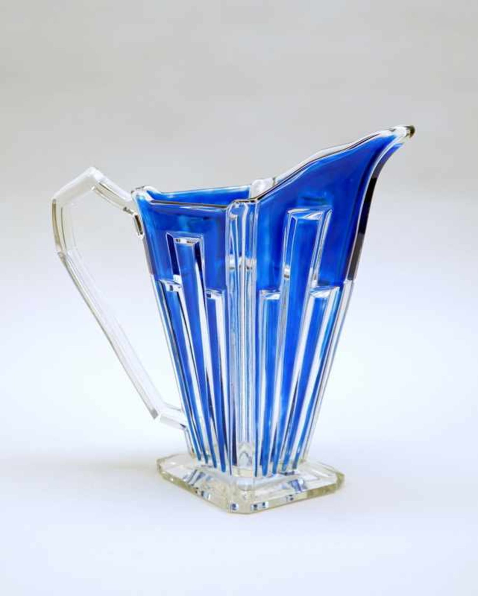 Art déco GlaskrugDurchsichtiges Glas blau emailliert mit geschliffener Oberfläche und
