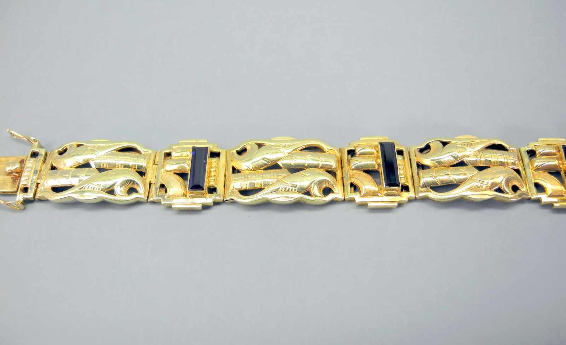 Art déco Saphir-Armband14 K. Gold. Aufwändig ziselierte Oberfläche, fein mit Saphiren von je ca. 1 - Bild 3 aus 5