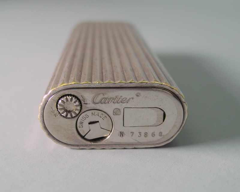 Cartier, FeuerzeugSilber plated, am Boden signiert und nummeriert. Gerippte Oberfläche, min. ber., - Image 5 of 6