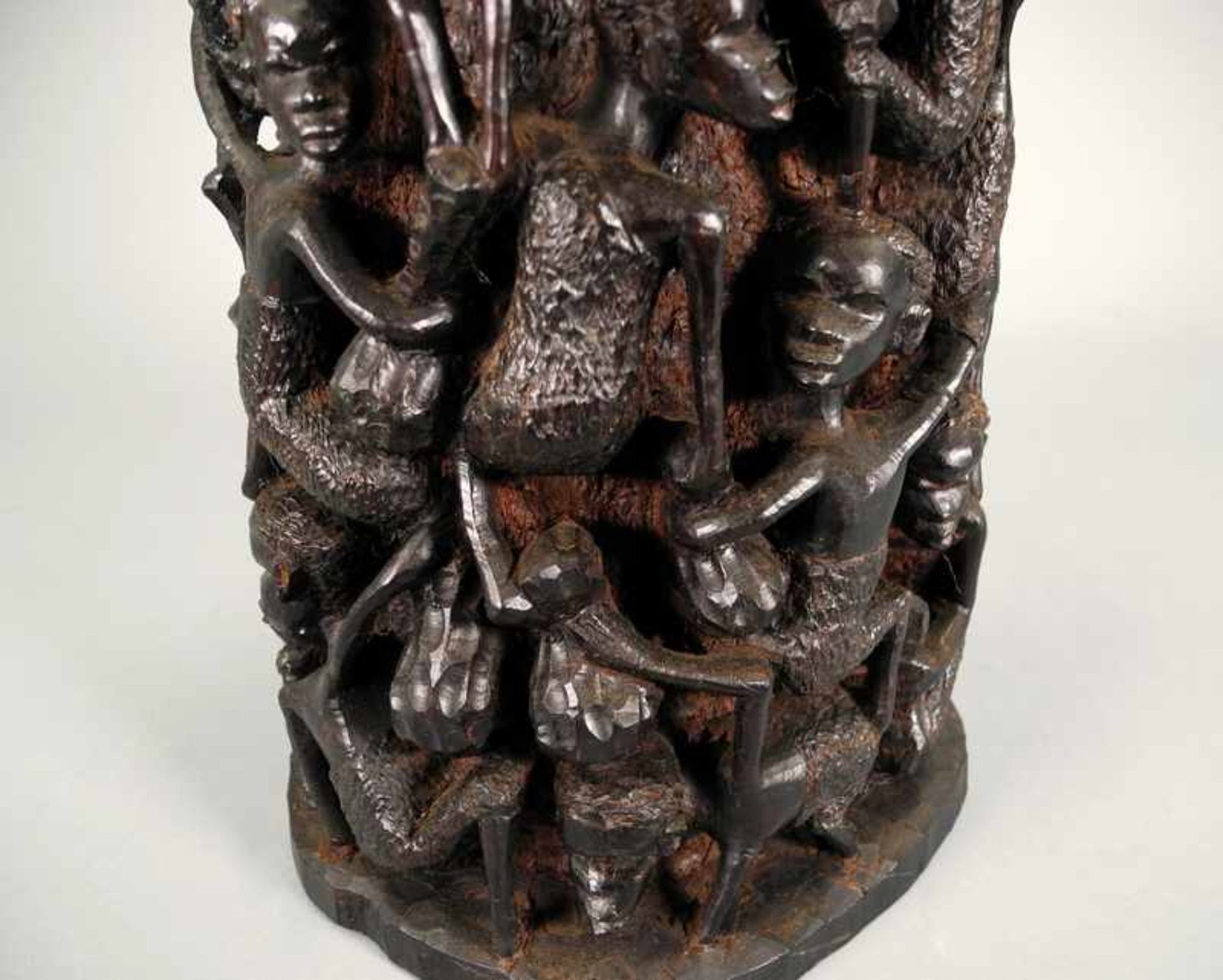 Afrikanischer LebensbaumHolz geschnitzt, ebonisiert. Die Figuren sind rundherum in unterschiedlichen - Image 5 of 6