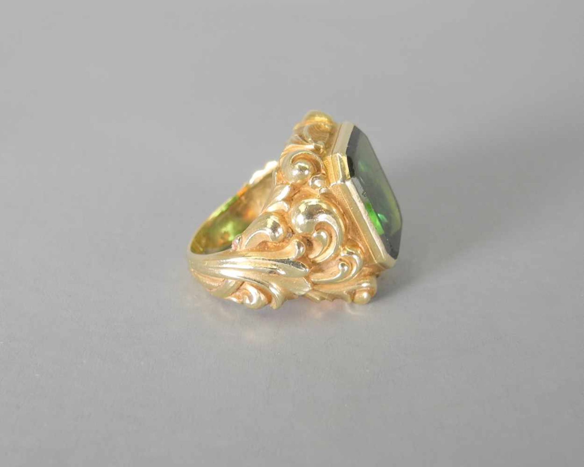 Turmalin-Herrenring14 K. Gold, Ringschiene prächtig mit Arabesken gefertigt und mittigem Turmalin im - Image 4 of 6