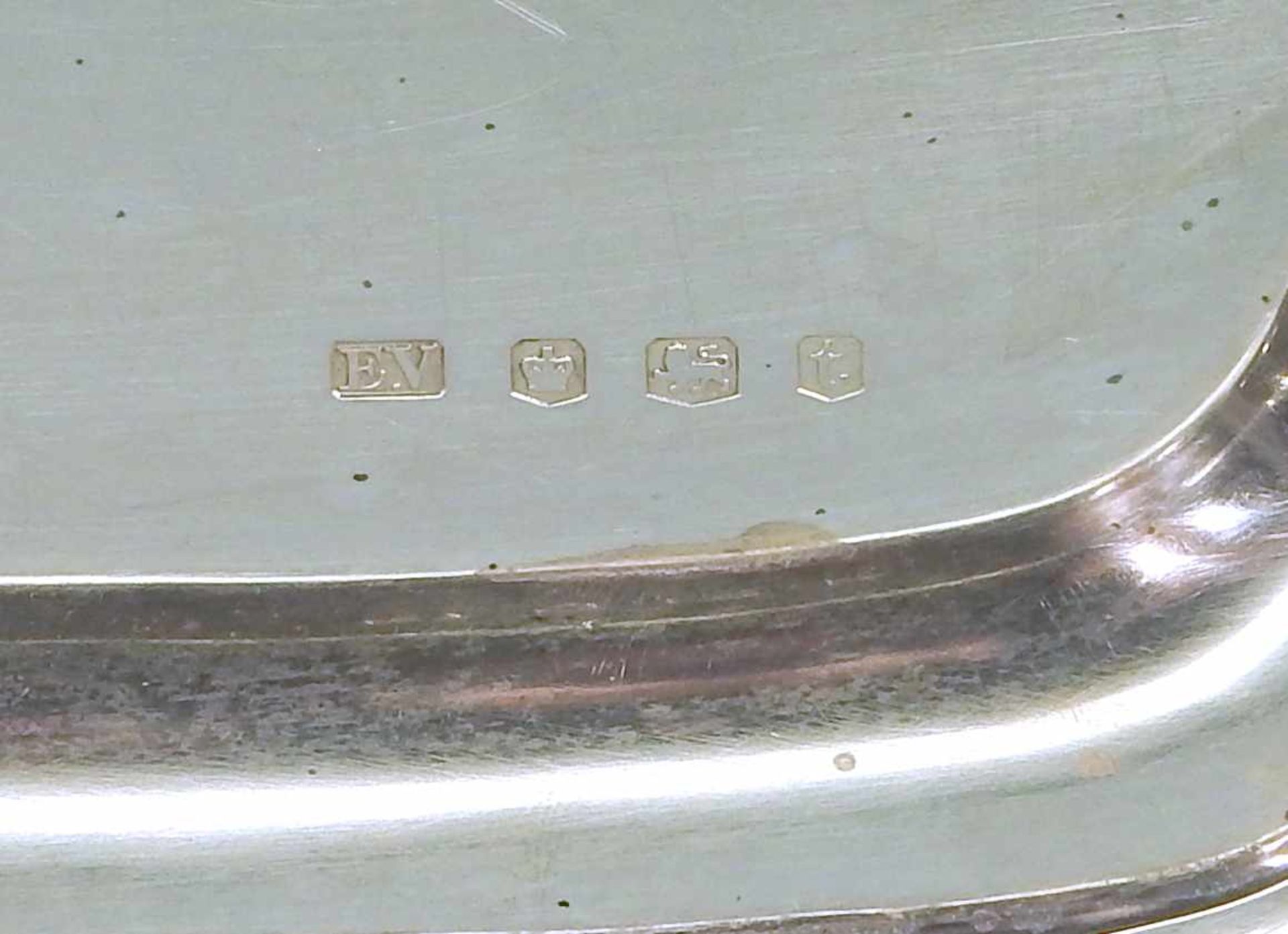 Großes englisches TablettSterlingsilber, am Rand mit schreitendem Löwe, Krone, Jahresbuchstabe "T" - Bild 4 aus 4
