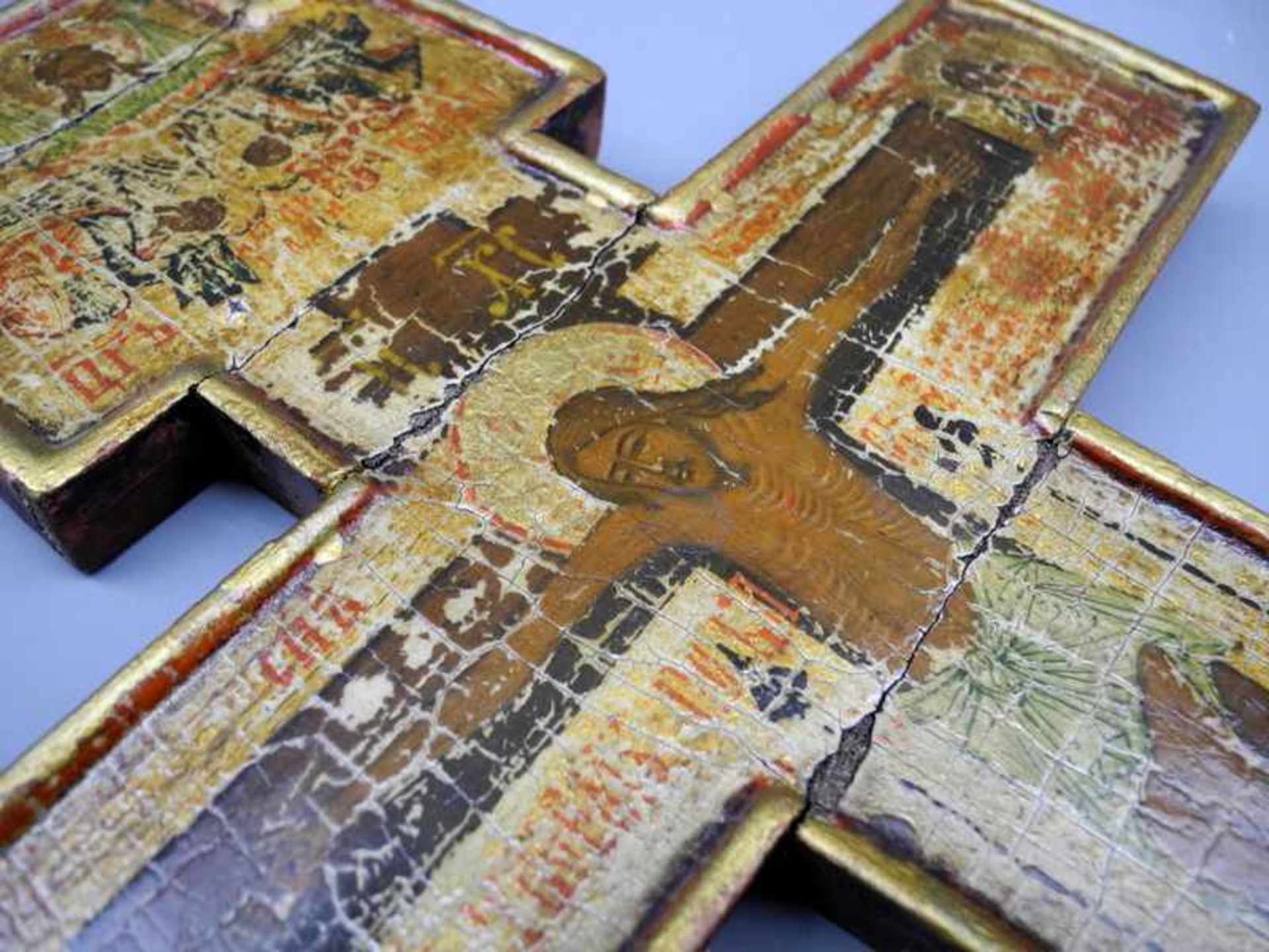 Russisches KreuzHölzernes Kreuz mit erhöhtem Rand, polychromer Bemalung und Goldstaffierung. - Bild 2 aus 2