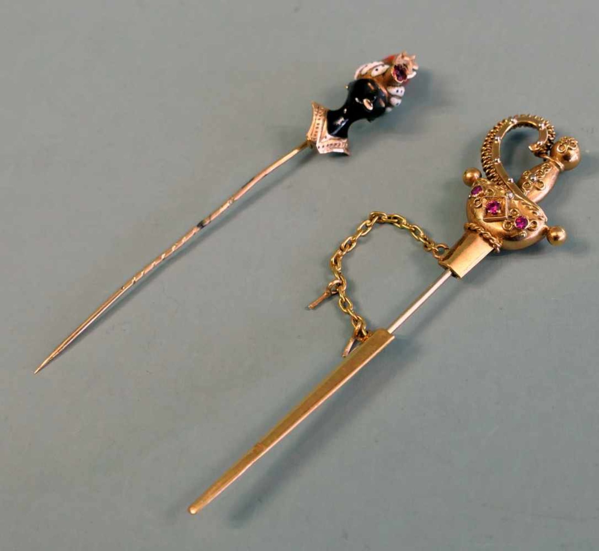 Feine NadelnFeine Nadeln in Form eines kleinen Mohren und einen Säbel. 18 K. Gold. Italien, 20. Jh