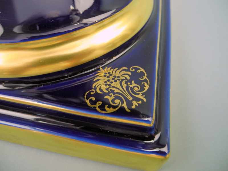 DeckelvasePorzellan, ohne Marke. Kobaltblaue Deckelvase auf quadratischem Fuß mit - Image 8 of 13
