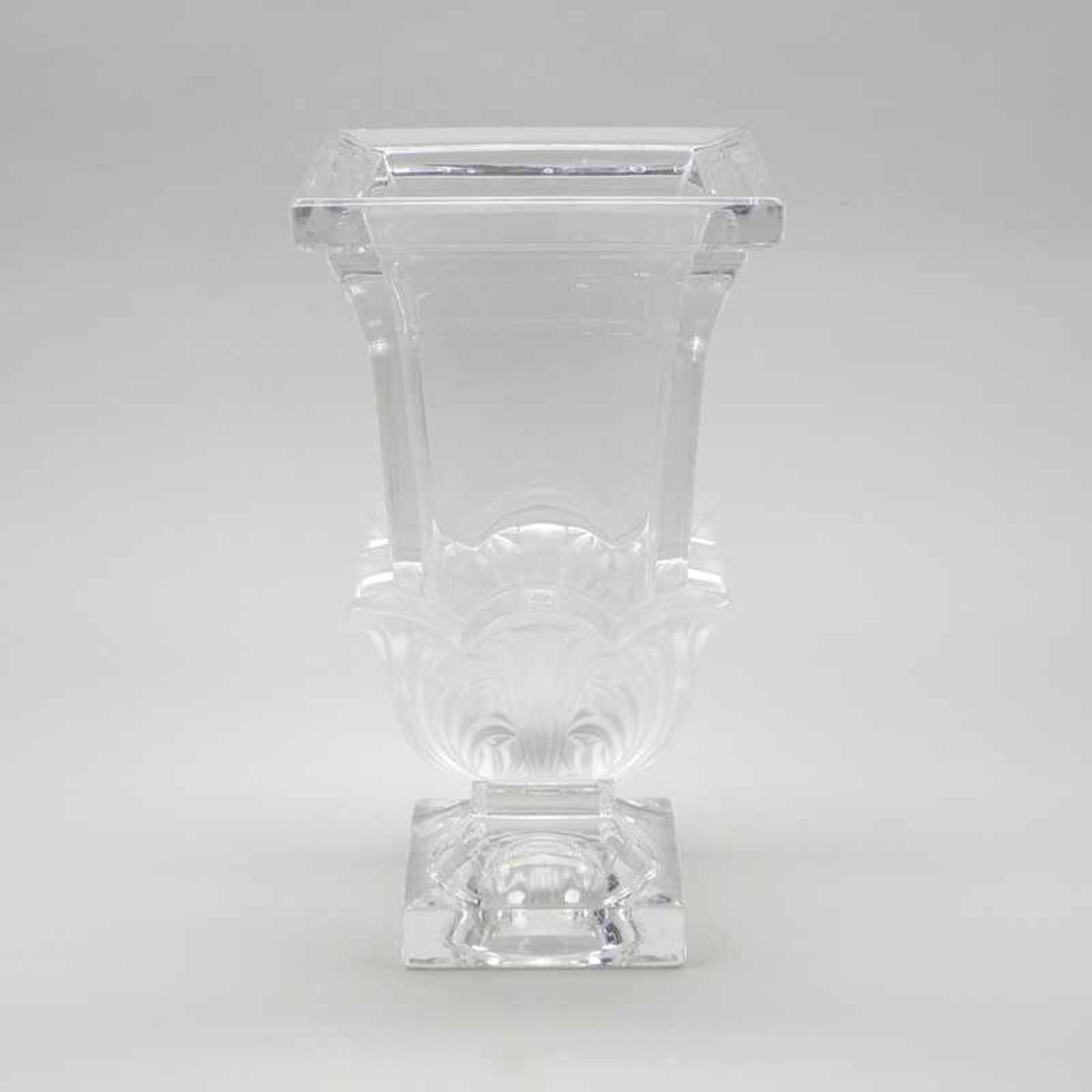 Elegante Kristallvase Pâte de verreFarbloses Kristall, teilweise satiniert. Quadratischer Fuß auf - Bild 2 aus 4