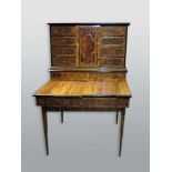 Aufsatz-Schreibmöbel mit TabernakelNussbaum-Untergestell. Aufsatz um 1820, Untergestell um 1860.