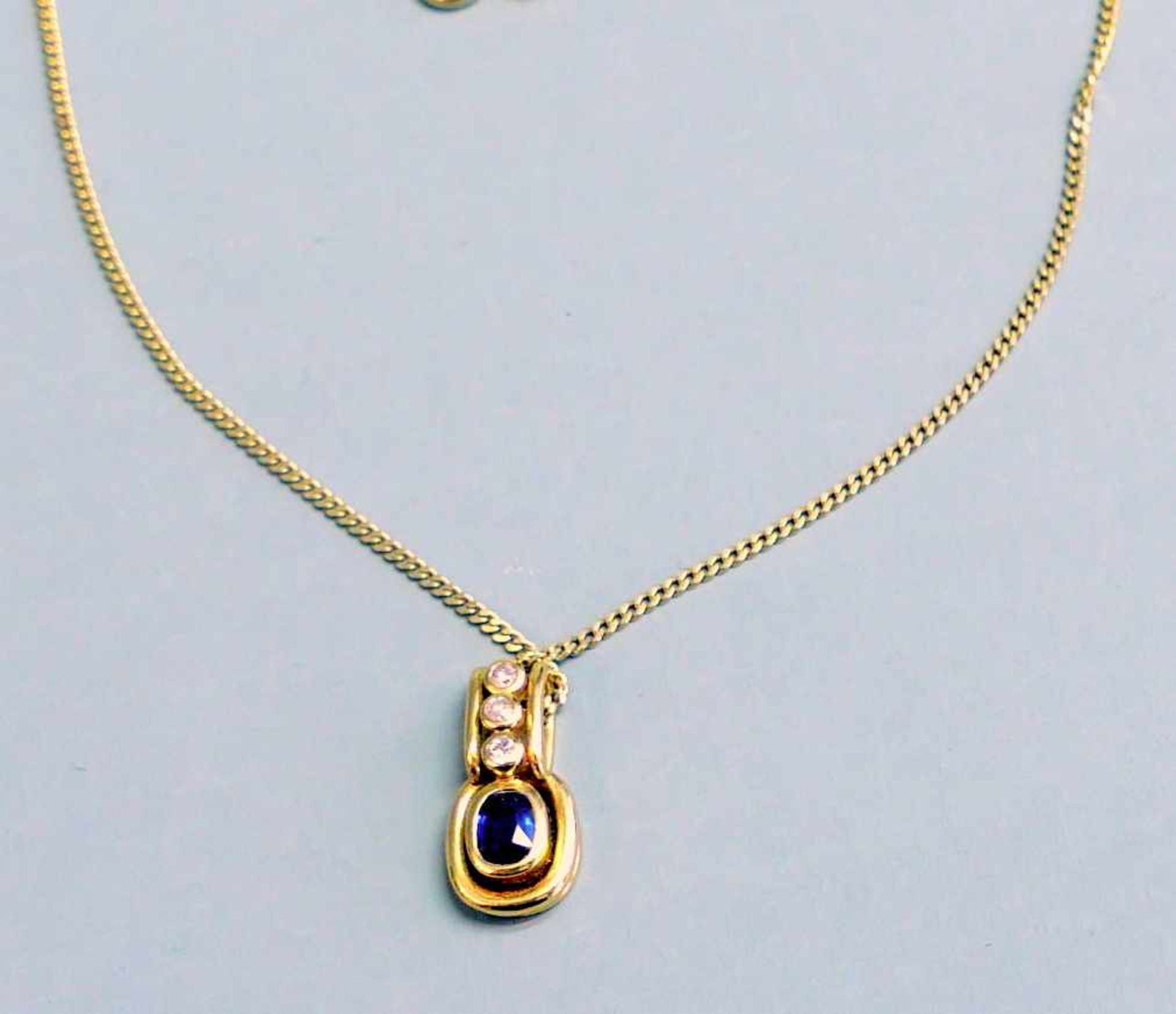 Anhänger mit Saphir und DiamantenGelbgold. Feiner Anhänger mit einem Saphir und drei Diamanten,