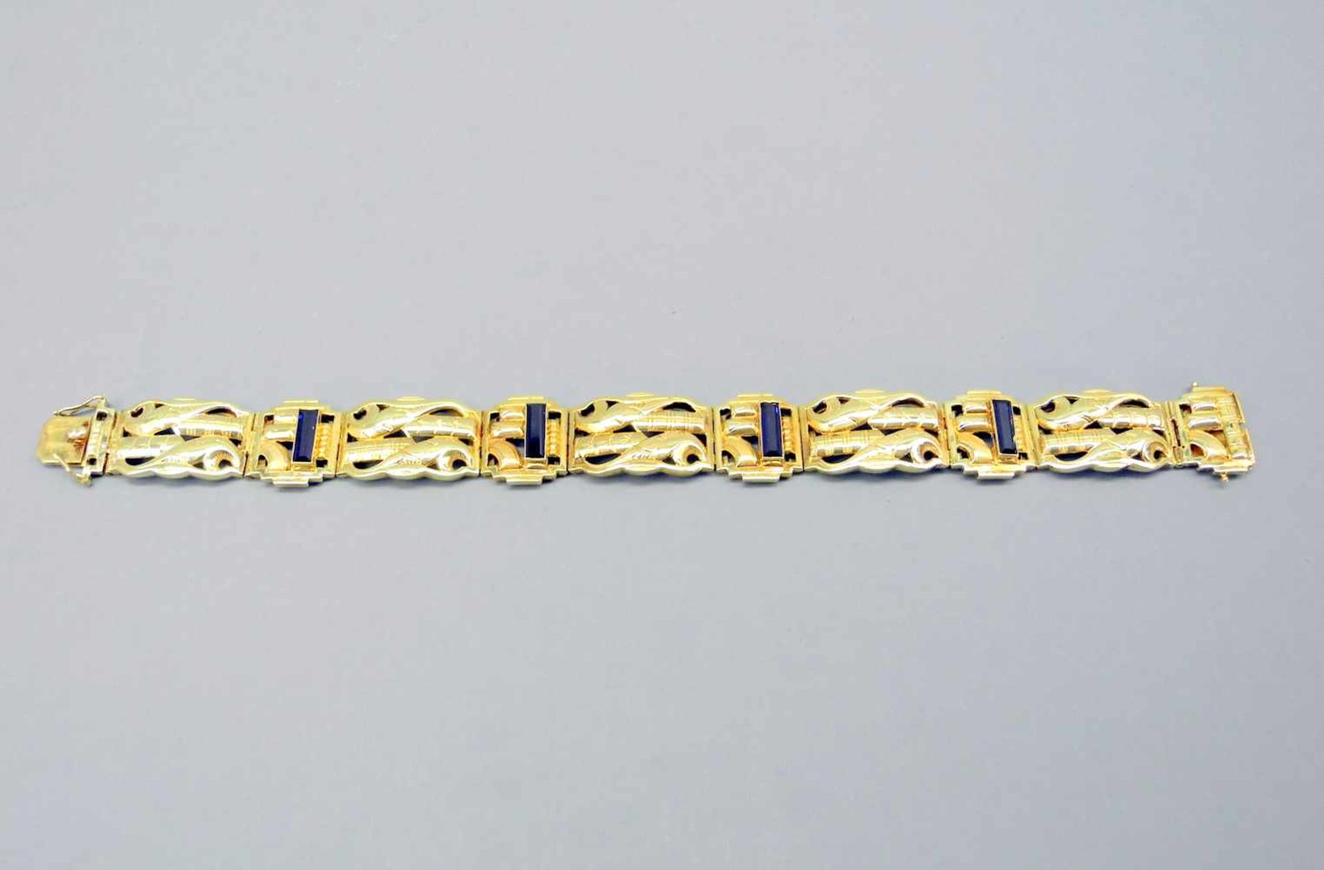 Art déco Saphir-Armband14 K. Gold. Aufwändig ziselierte Oberfläche, fein mit Saphiren von je ca. 1 - Image 2 of 5