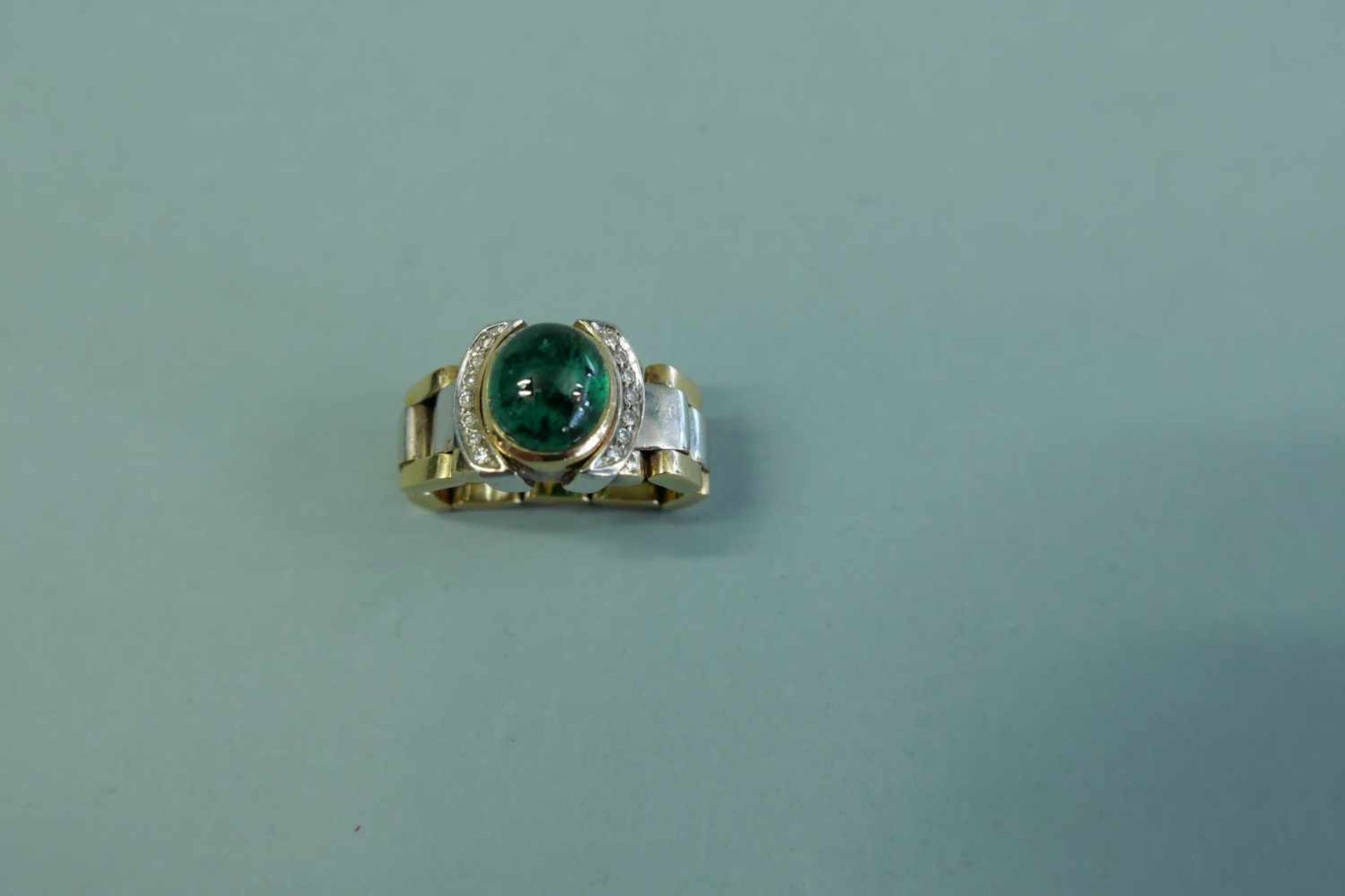 Massiver Kettenring18 K. Weiß- und Gelbgold mit einem Saphir Cabochon von ca. 1,5 ct. sowie - Image 3 of 3