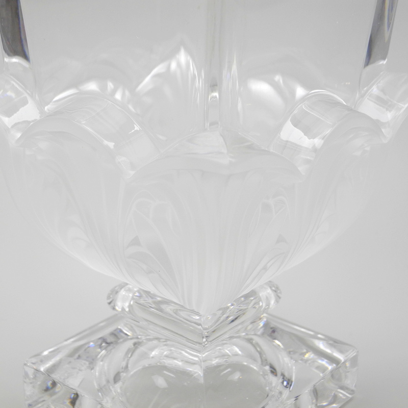 Elegante Kristallvase Pâte de verreFarbloses Kristall, teilweise satiniert. Quadratischer Fuß auf - Image 3 of 4