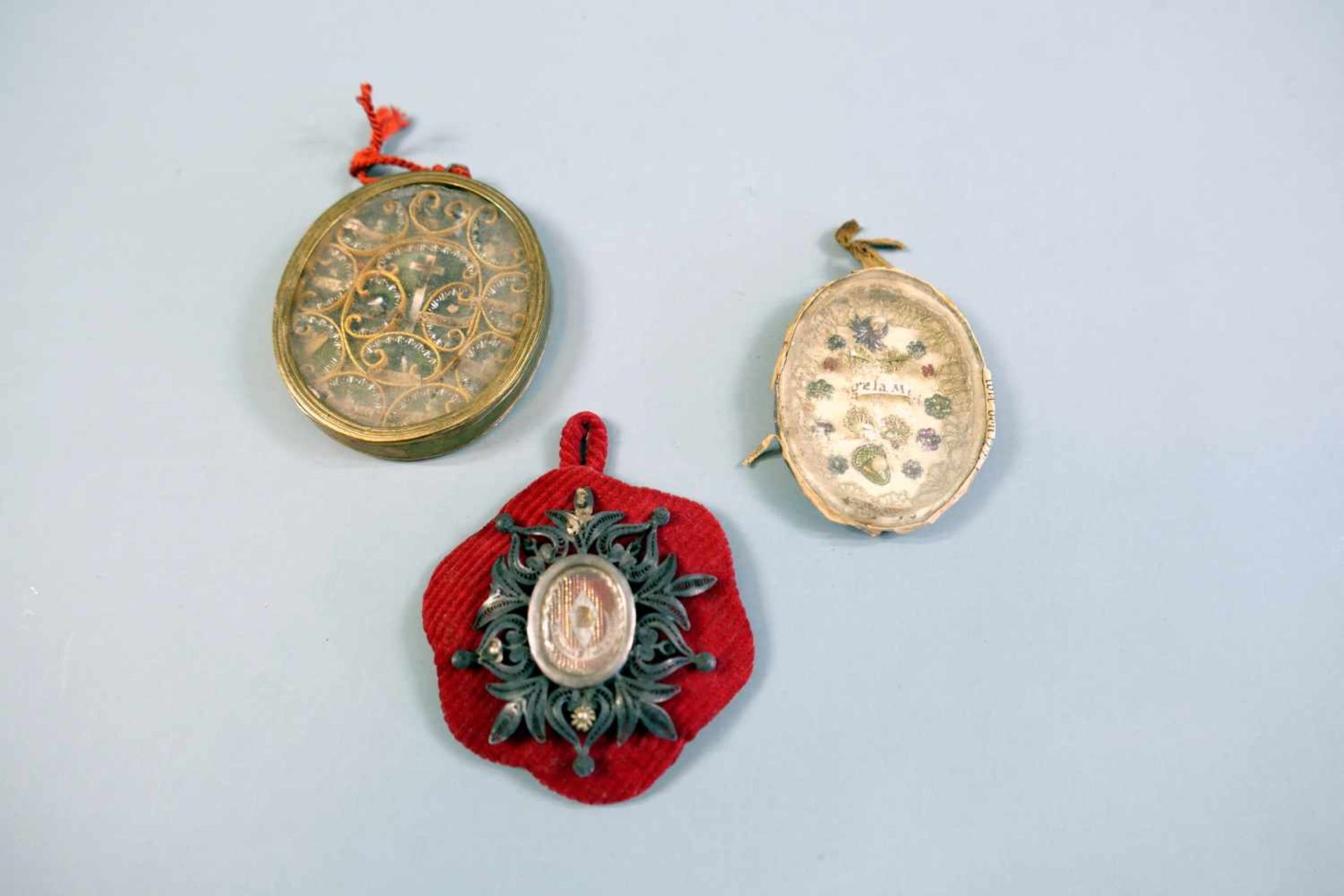 Breverl-KonvolutDie Sammlung besteht aus 3 kleinen Teilen mit Reliquien verschieder Heiligen,