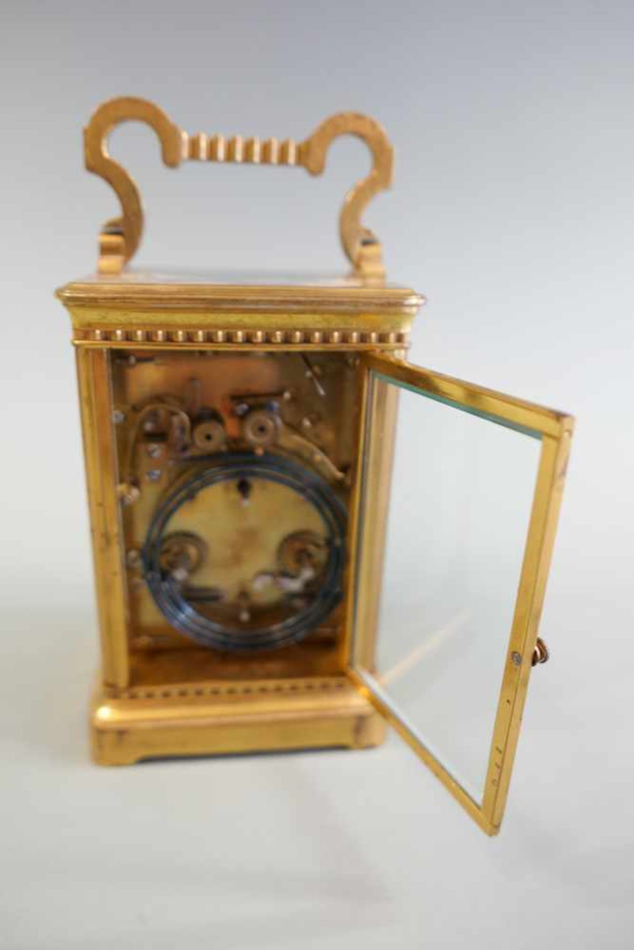Englische Carriage ClockDreiseitig verglastes, graviertes und vergoldetes Messinggehäuse, weißes - Image 3 of 3