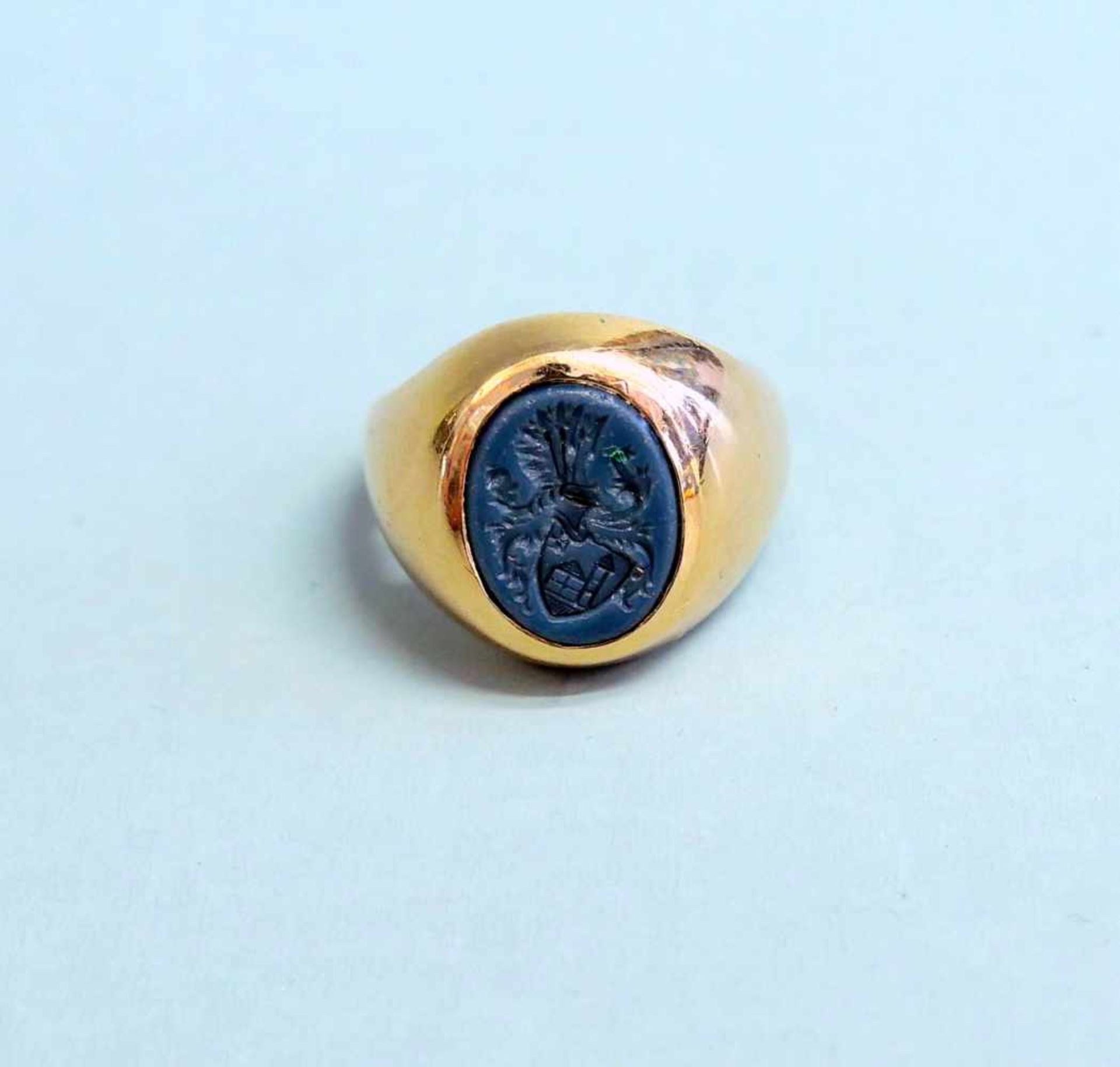 Wappenring mit Lapislazuli14 K. Gelbgold. Schöner Ring mit einem ovalen Lapislazuli mit
