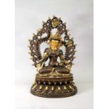 Buddhistische Gottheit VajrasattvaBronze, am Boden mit floralem Dekor graviert. Im "Lotus-Sitz"