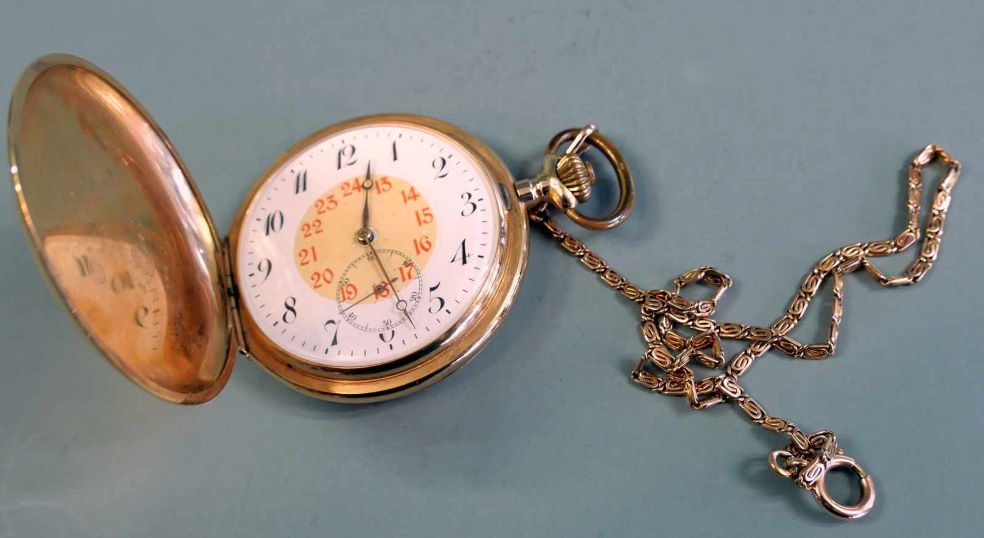 Große Taschenuhr an Kette