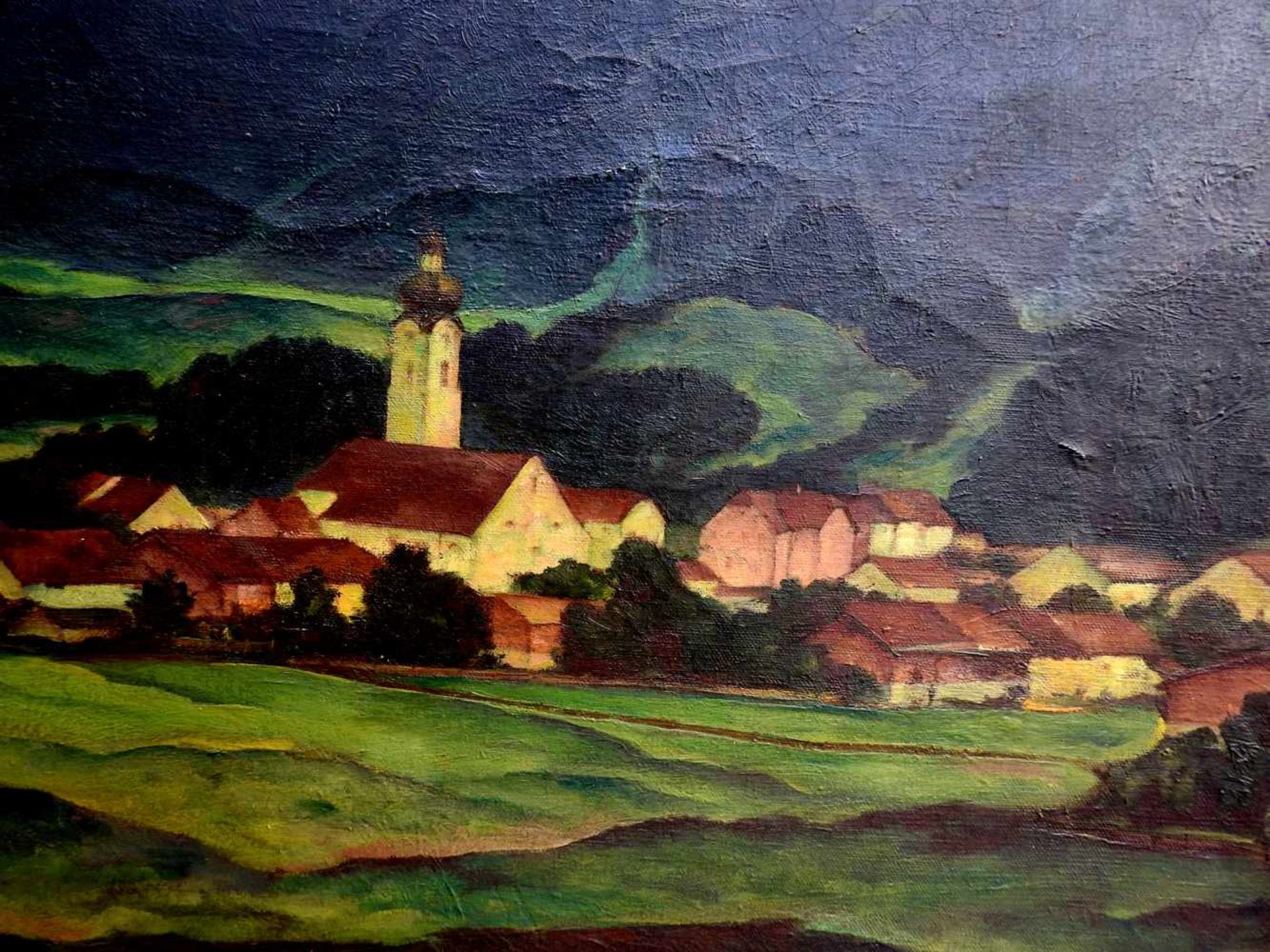 Otto Grassl, 1891 München – 1976 DachauÖl/Leinwand. Ansicht eines Dorfes vor hohen - Bild 2 aus 5