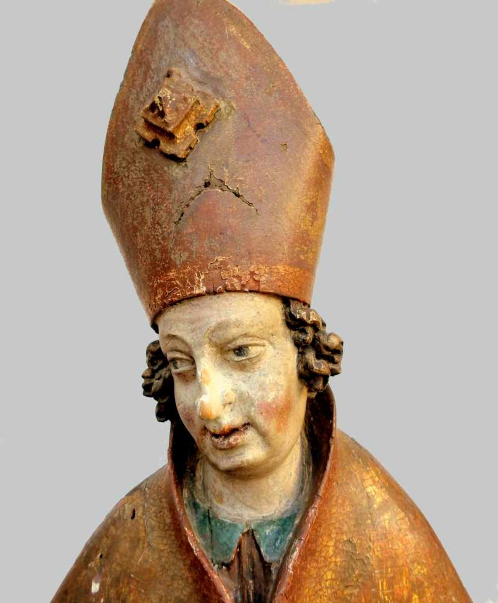 Imposante Figur eines BischofsHolz, geschnitzt und polychrom gefasst, teils vergoldet. - Bild 2 aus 6