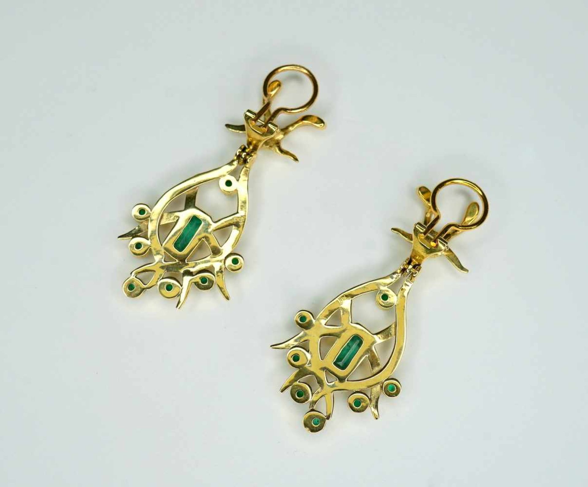 Paar Ohrhänger18 K Gelbgold. Kuriose Ohrhänger mit mittigem Smaragdbesatz in Baguett - Bild 4 aus 4