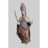 Imposante Figur eines BischofsHolz, geschnitzt und polychrom gefasst, teils vergoldet.