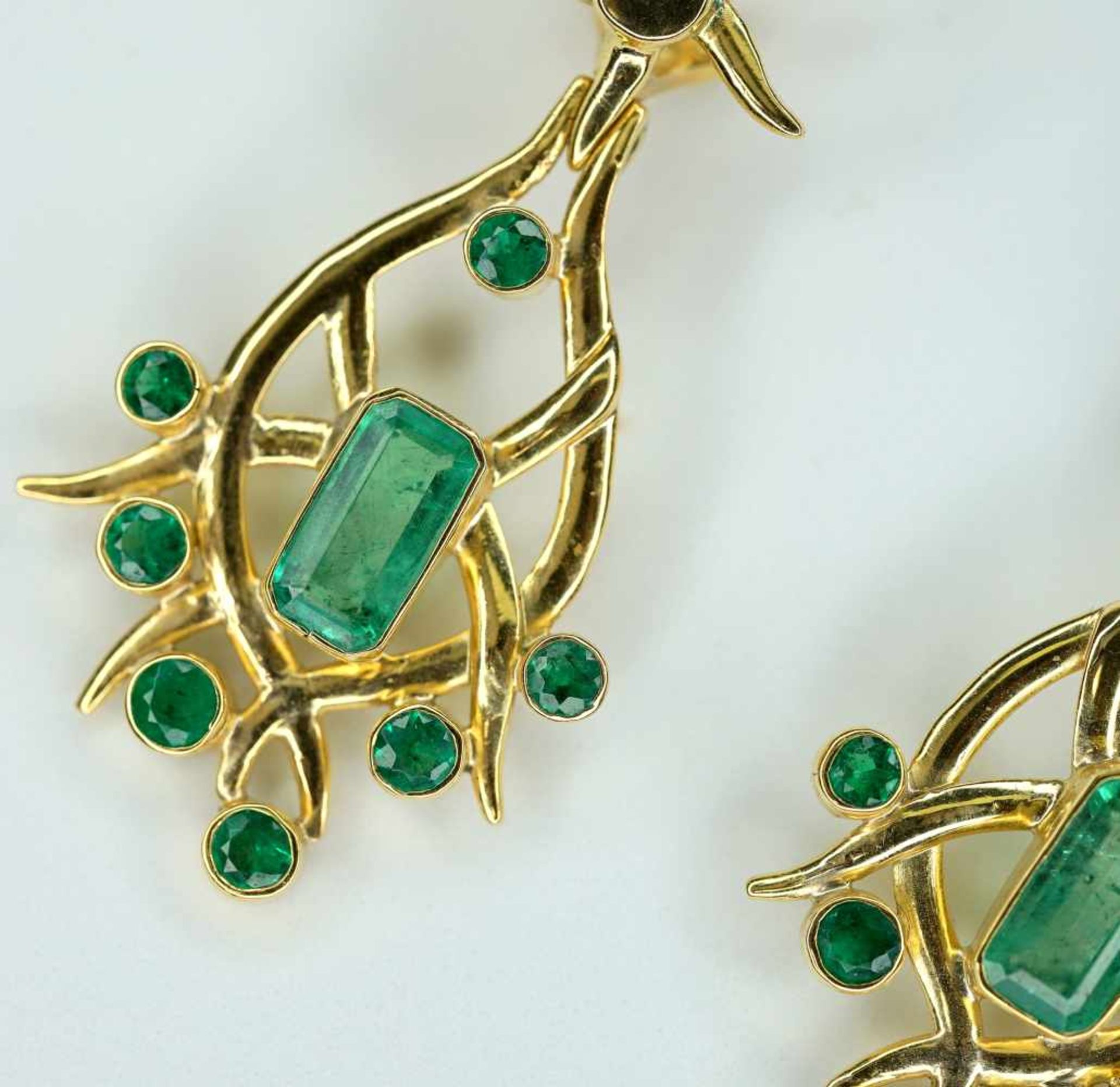 Paar Ohrhänger18 K Gelbgold. Kuriose Ohrhänger mit mittigem Smaragdbesatz in Baguett - Bild 2 aus 4