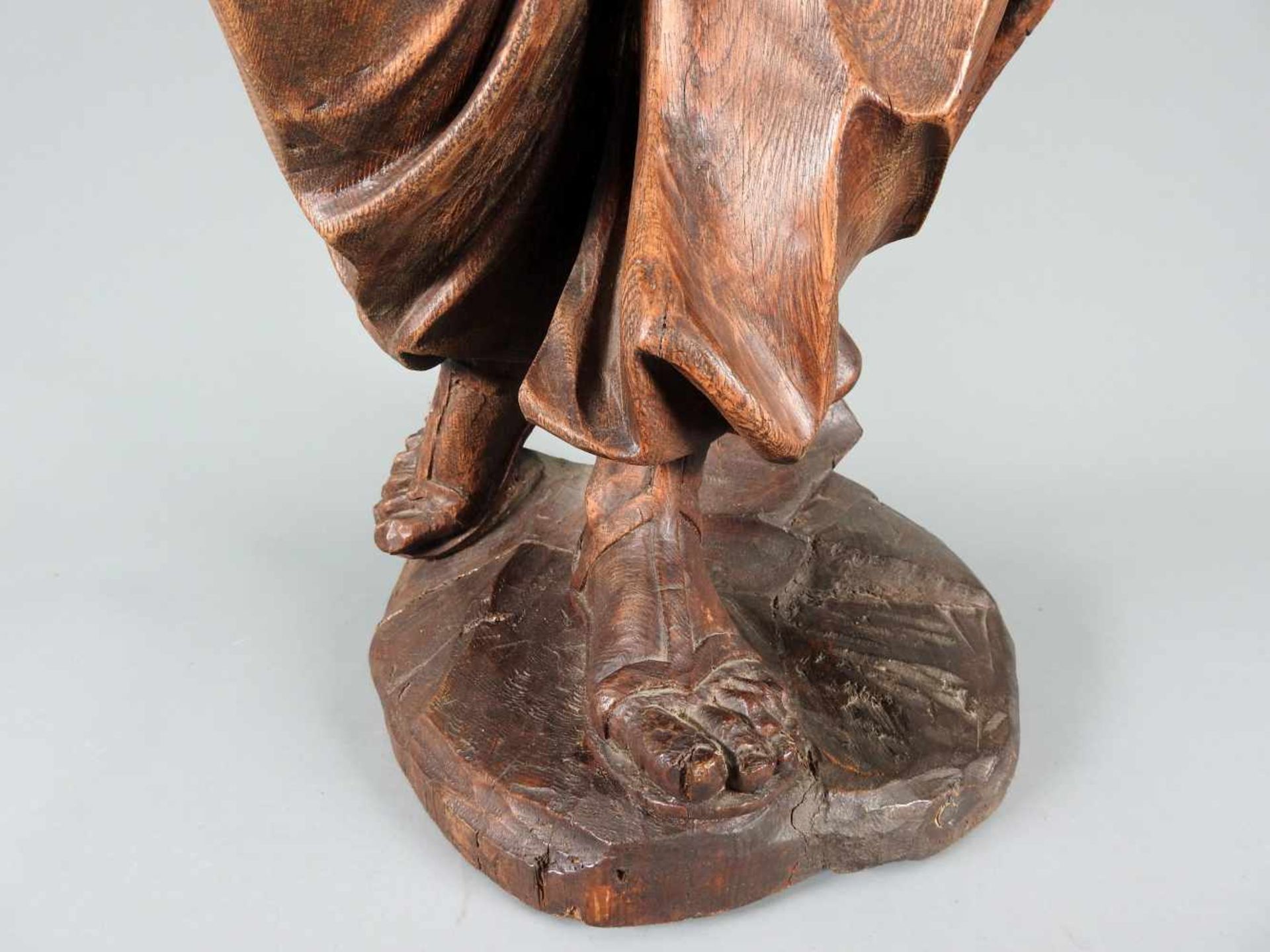 Hölzerne Figur eines BischofsNaturholz ungefasst. Ganzfigurige Darstellung eines Heil - Bild 3 aus 6