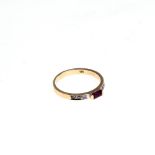 Bandring mit Rubin und Diamanten585er Gelbgold. Schmale Ringschiene, Schauseite mit einem Rubin-