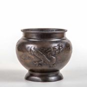 Bronzetopf, China um 1900Runder Stand ungemarkt, bauchiger Korpus mit Drachenmotiv. H.: 14 cm,
