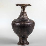 Antike Khmer-Vase, 12-14 Jh.Balustervase mit brauner Glasur über reichhaltiger Ornamentik. H.: 47