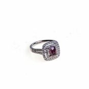 Ring mit Pink-Diamant und Brillanten750er Weißgold. Schlichte Ringschiene, Schulter sich gabelnd mit