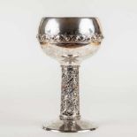Großer Pokal, Hermann Behrnd, Dresden um 1910880er Silber. Schlichter konisch angeschnittener Fuß,
