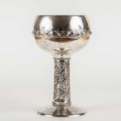 Großer Pokal, Hermann Behrnd, Dresden um 1910880er Silber. Schlichter konisch angeschnittener Fuß,