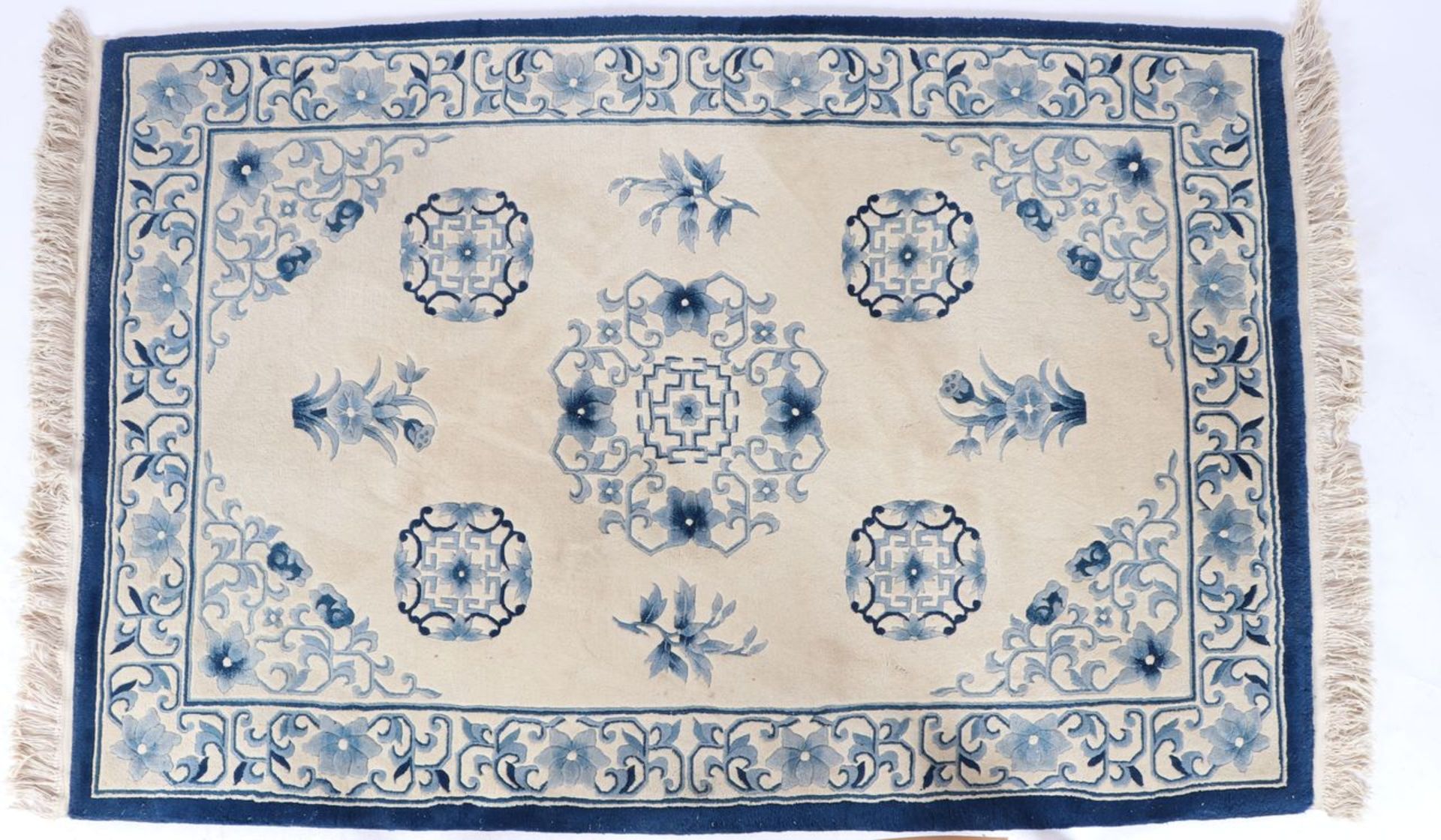 Teppich, ChinaWolle, heller Grund mit floralem Muster. 200 x 124 cm.