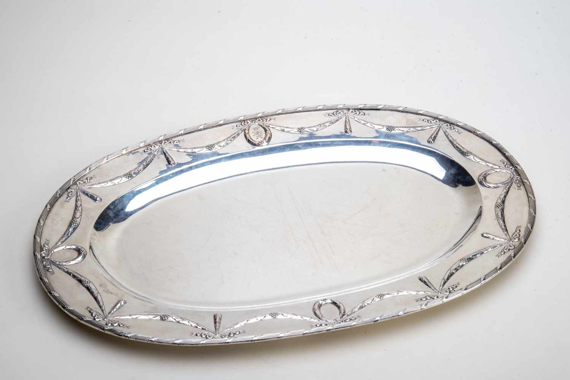 Ovales Serviertablett, Hofjuwelier Wilm, Berlin800er Silber. Schlichter Spiegel, konisch
