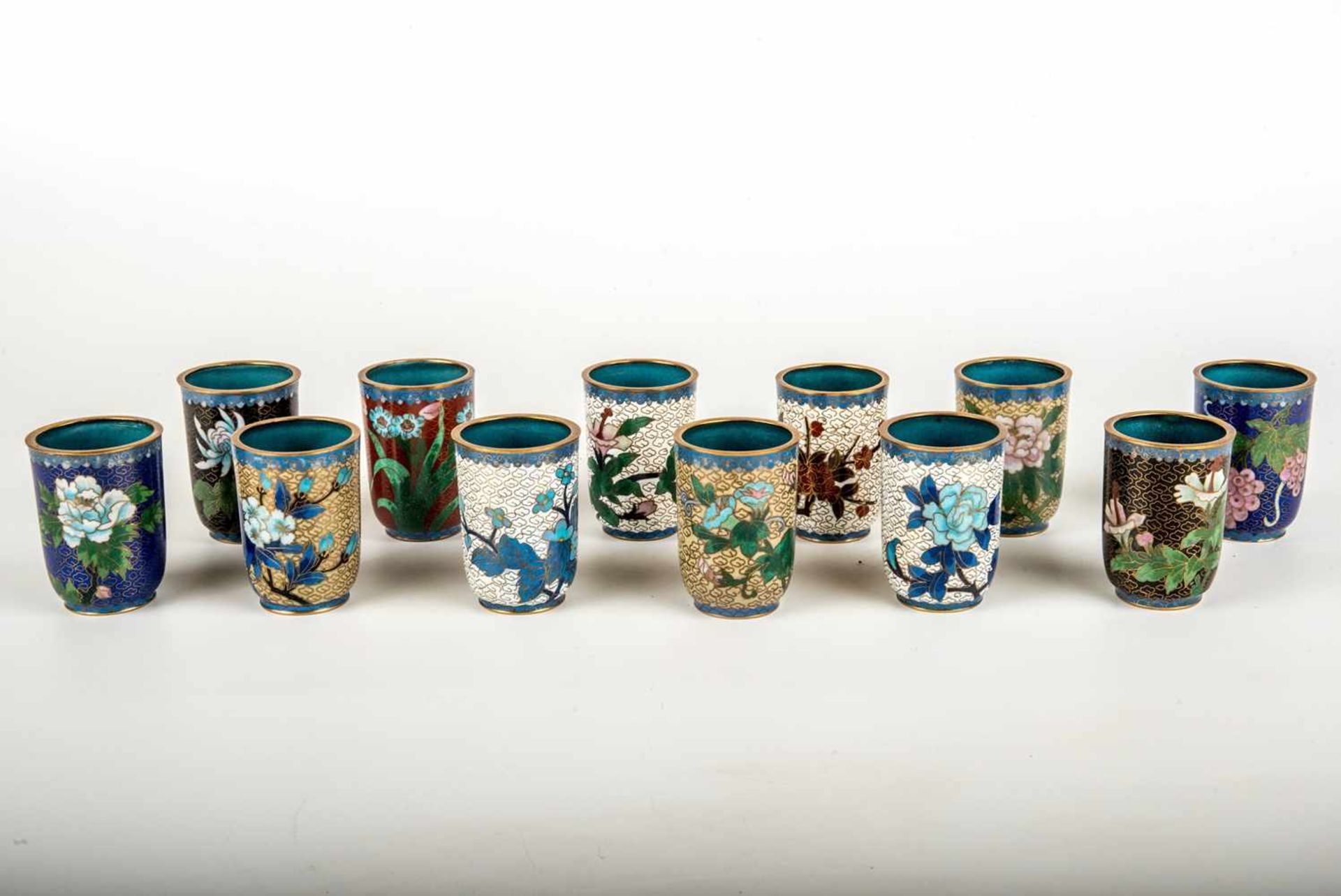 12 Cloisonne-Email-Becher, ChinaMessing. Zylindrische Form mit gerundetem Fußrand. Wandung mit