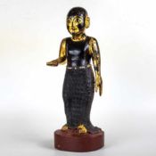 Stehender Buddha als Kind, Burma 19./ 20. Jh.Holz schwarz und gold gefasst. H.: 59 cm.