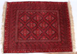 Teppich AfghanistanKette und Schuss Baumwolle, Flor Wolle. Rotgrundiges Mittelfeld mit schwarz-