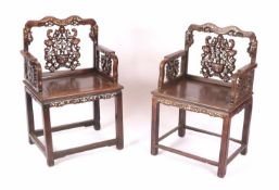 Ein Paar Prunk-Armlehnstühle, China um 1900Hartholz geschnitzt mit aufwendigen Perlmutt Intarsien.