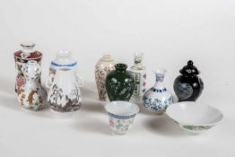 Konvolut mit kleinen Vasen und Schalen, JapanPorzellan polychrom mit vegetabilen Ornamenten,
