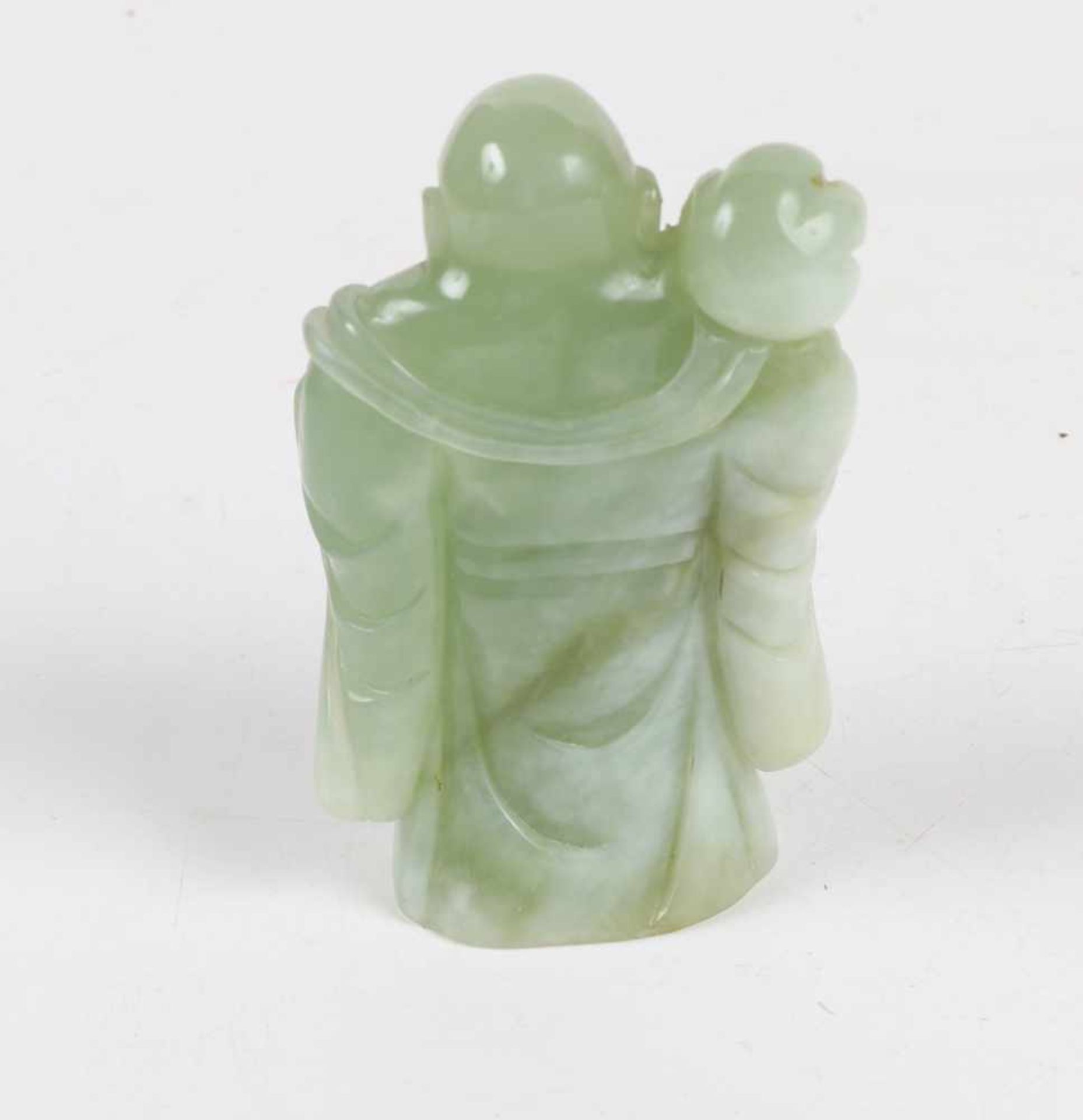 Jade BuddhaApfelgrüne Jade, geschnitten. H.: 10 cm. - Bild 2 aus 2