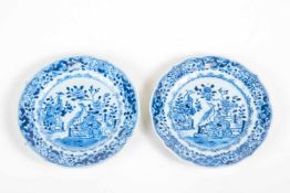 Paar Teller, China Kangxi (1662 - 1722) Porzellan. Blaue, florale- und Vogelmalerei. Bodenmarke,