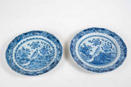 Paar Teller, China Kangxi (1662-1722)Porzellan. Blaue, florale- und Vogelmalerei. Bodenmarke,