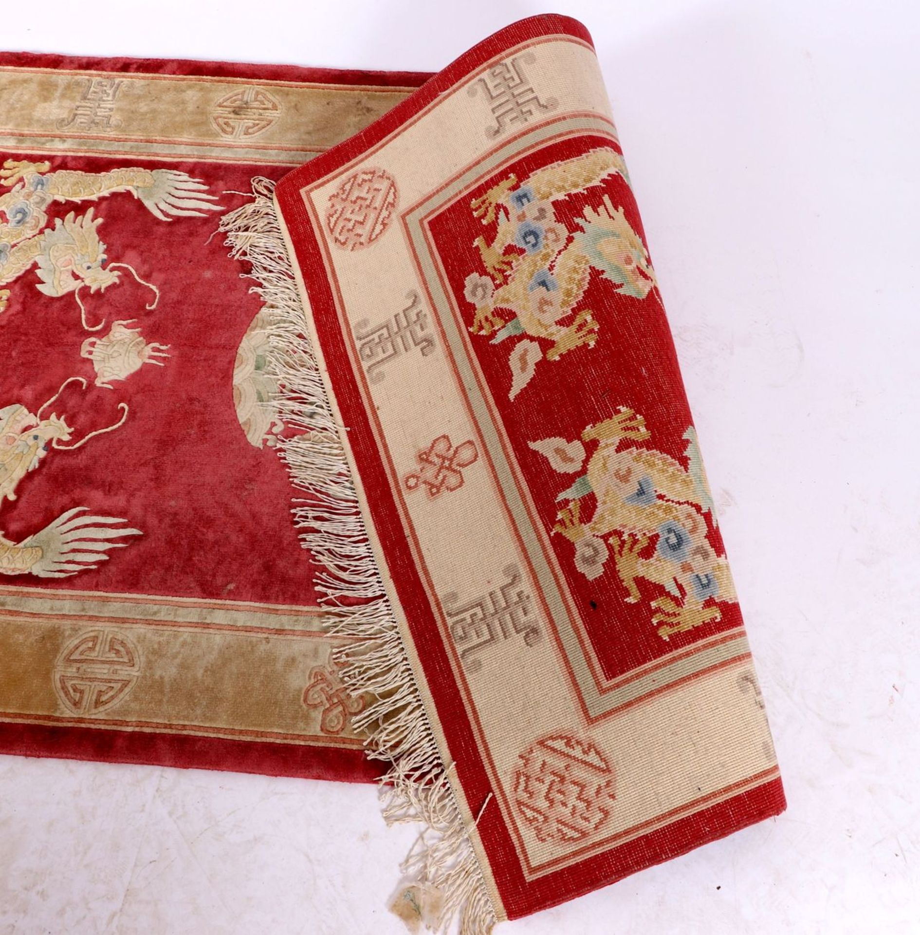 Teppich, ChinaRoter Grund mit Drachenmuster, 164 x 92 cm. - Bild 2 aus 2