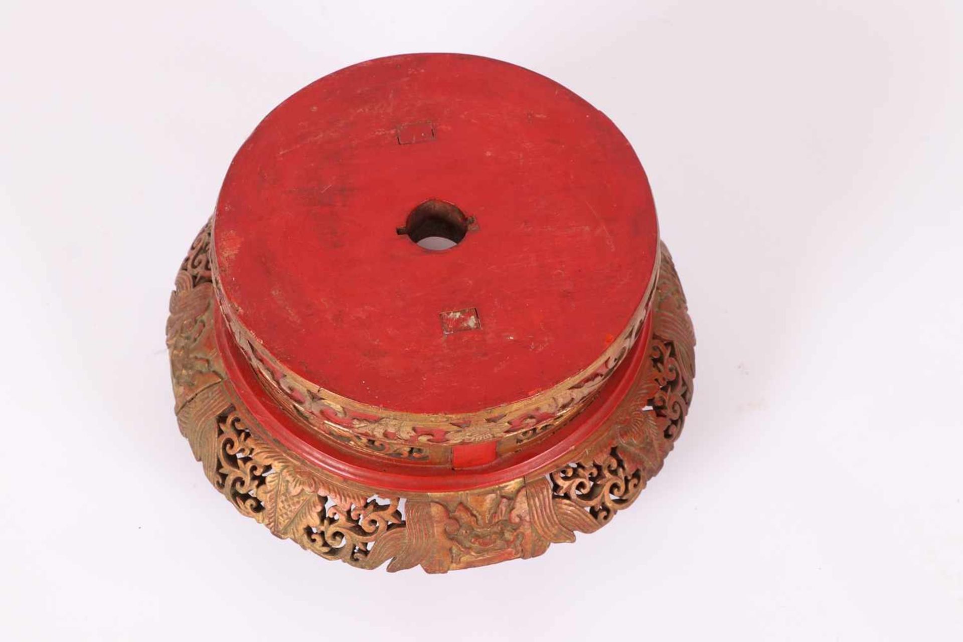 Objektsockel, ChinaHartholz, Rotlackfassung mit Vergoldung, á-jour geschnitzt. Zentrale runde - Bild 2 aus 2