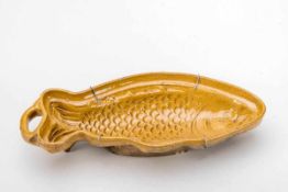Fischform, 19./20. Jh.Braunes salzglasiertes Steinzeug. Innen Schuppenrelief. Br.: 34 cm. Altersb.