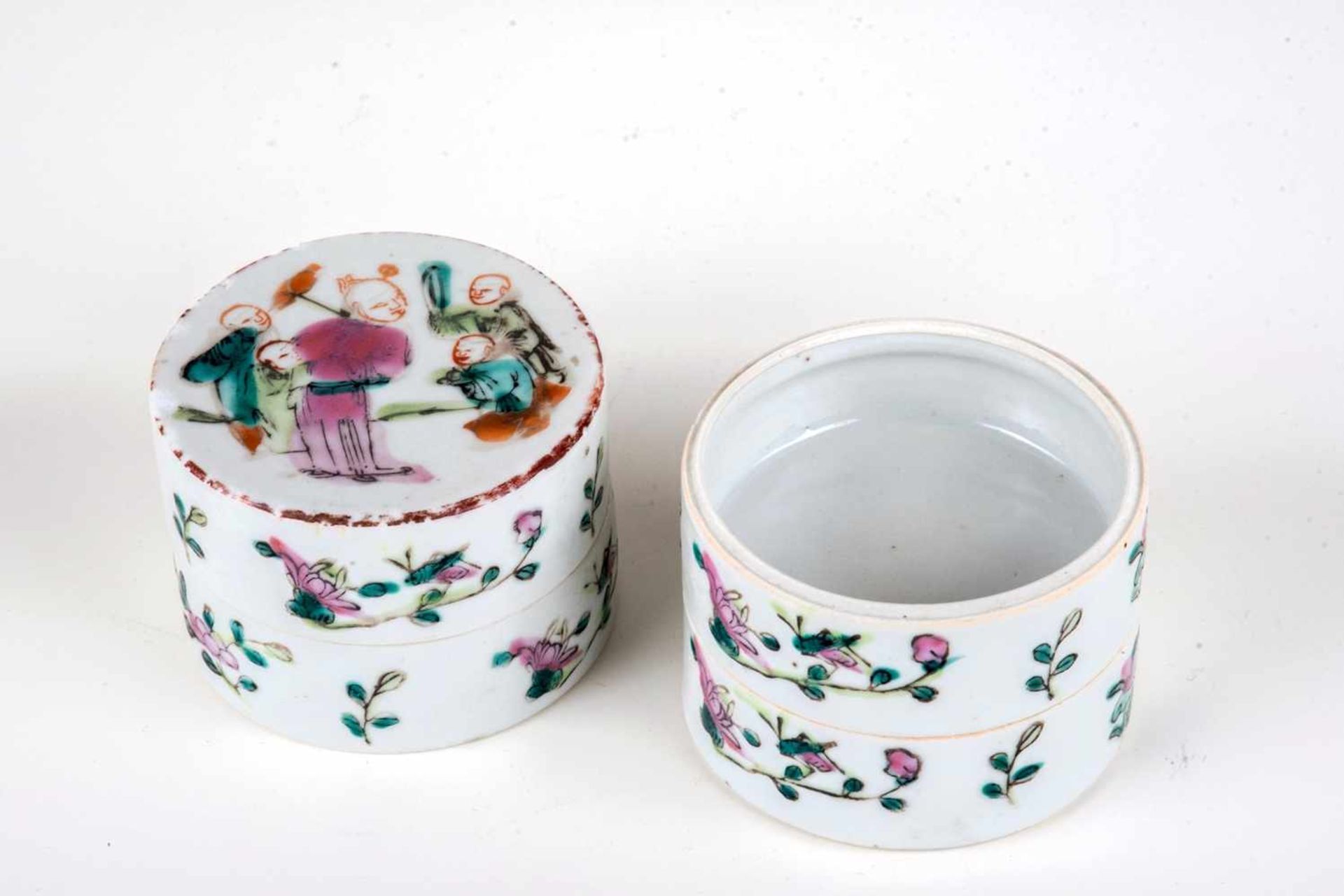 4-teiliges Picknick-Set, China um 1900Porzellan, polychrom mit Chinoiserien bemalt. Runde - Bild 2 aus 2