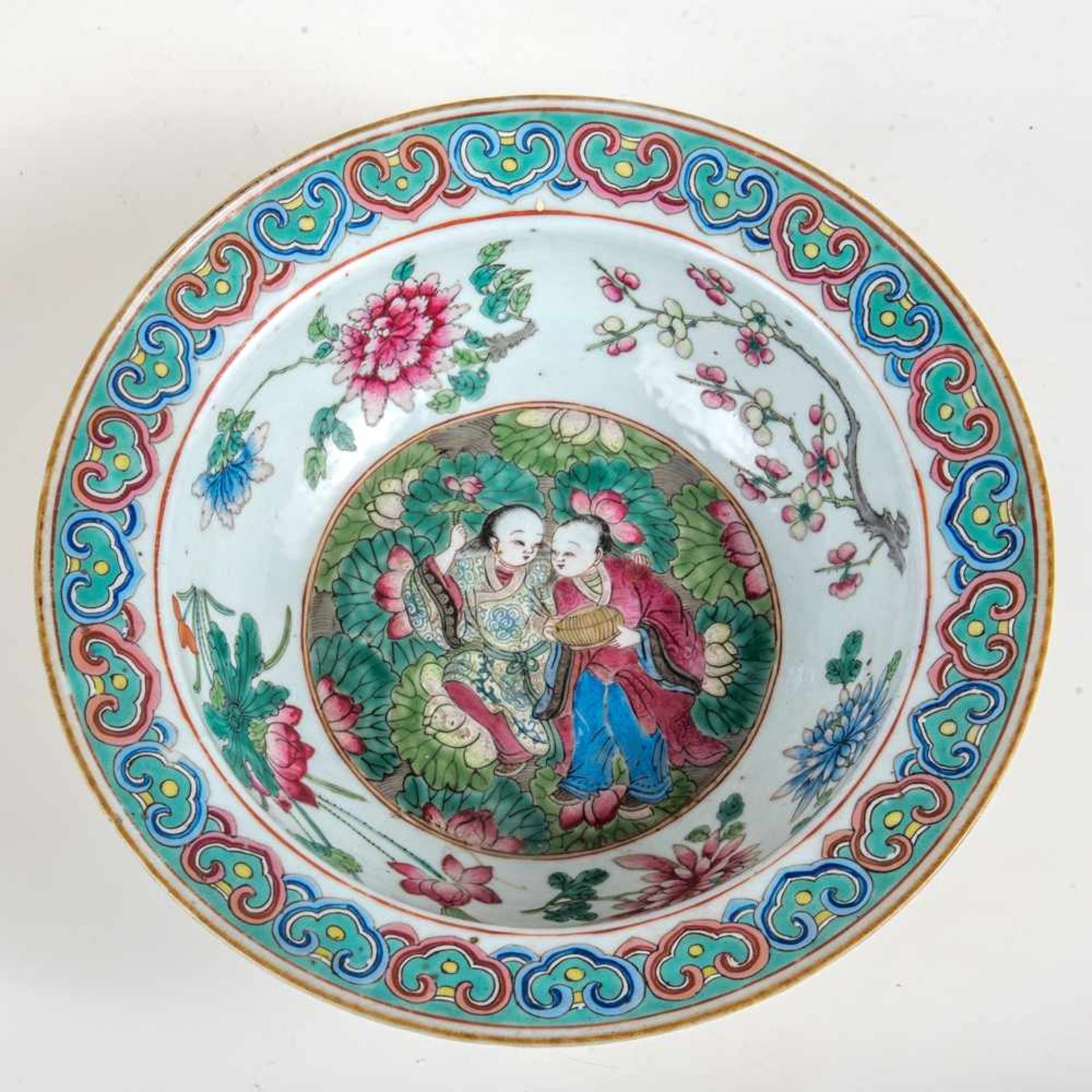 Große Schale Famille rose, China 19. Jh.Porzellan. Im Spiegel ein Paar , Wandung mit Blüten und - Image 2 of 2