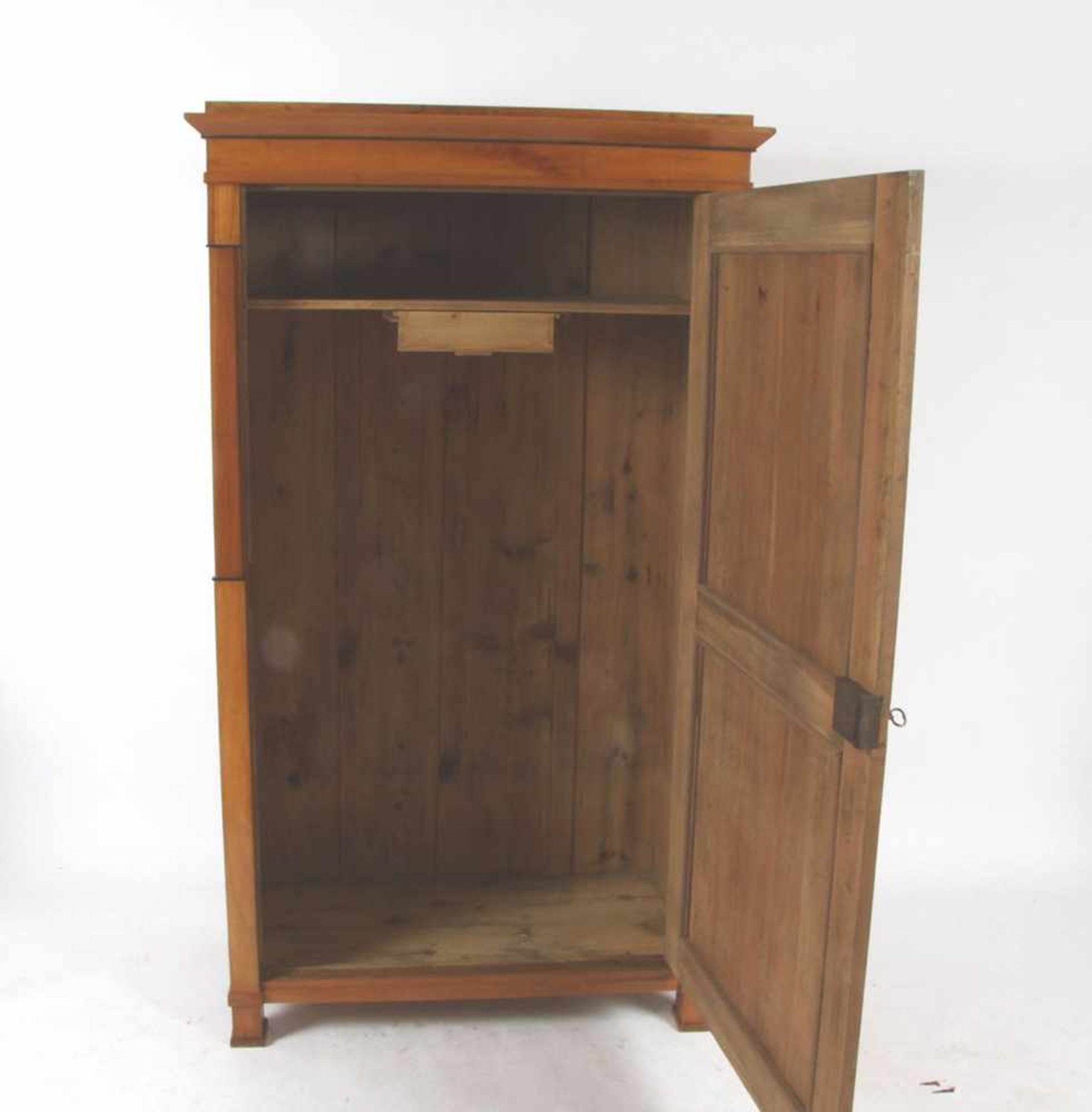 Eintüriger Wäscheschrank, Biedermeier um 1840Kirsche. Auf vier Klotzfüßen gerade Zarge, gerader - Bild 3 aus 3