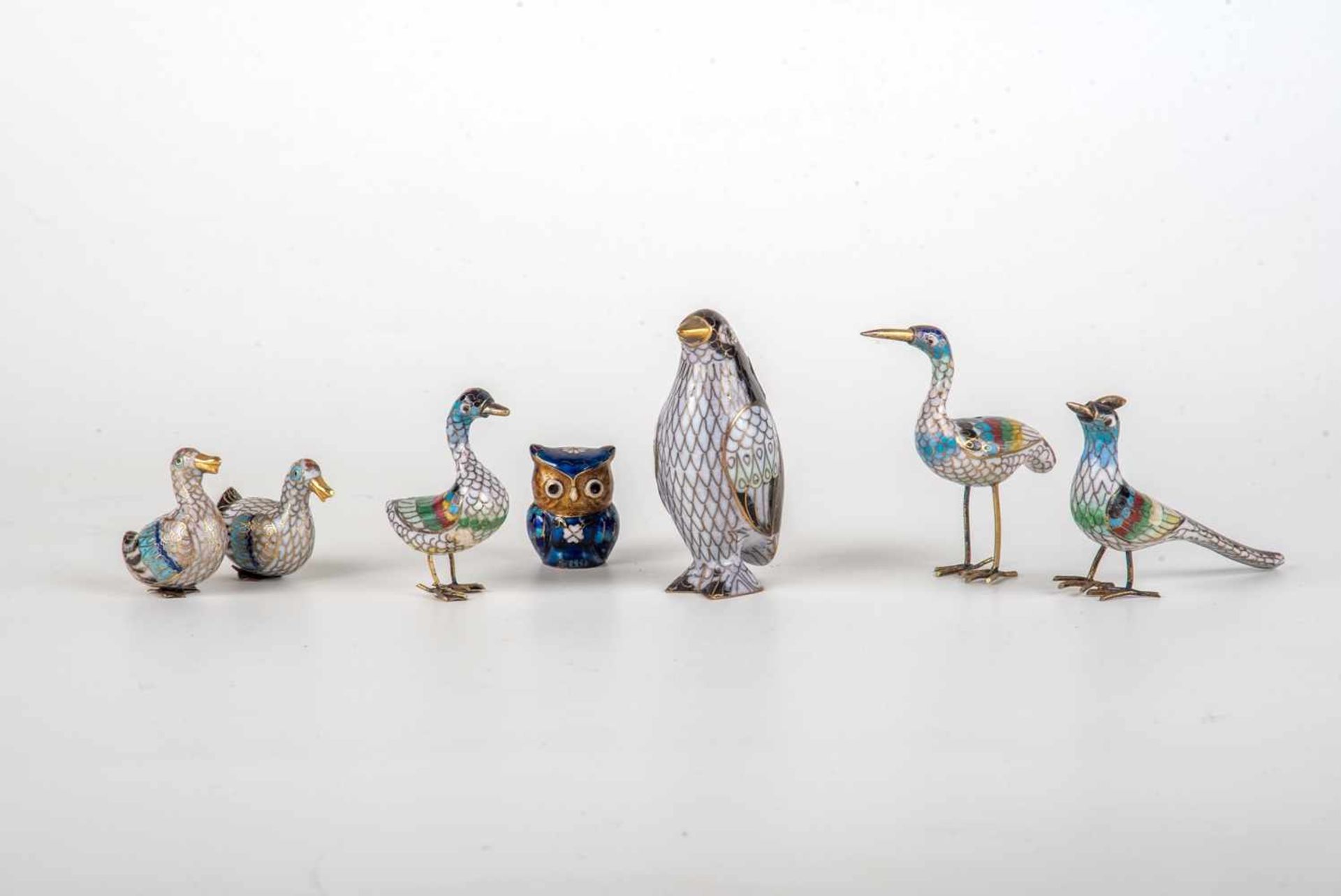 7 Cloisonne-Miniatur-Vogelfiguren, ChinaMessing, polychromes Cloisonne-Email. 2 Enten, 1 Gans, 1